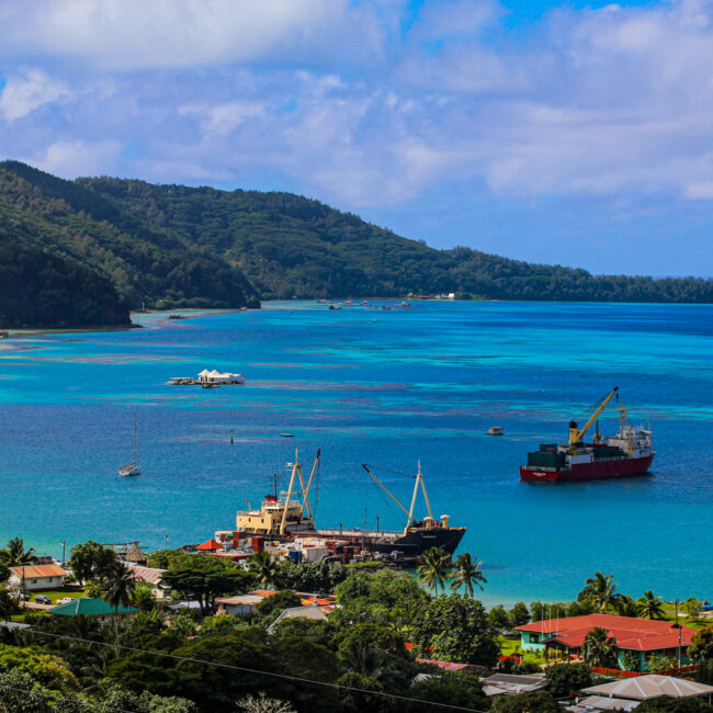 Vue aérienne de la baie des îles en Polynésie française avec bateaux et lagon turquoise