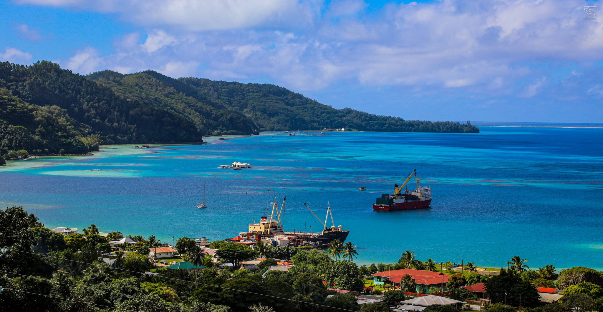 Vue aérienne de la baie des îles en Polynésie française avec bateaux et lagon turquoise