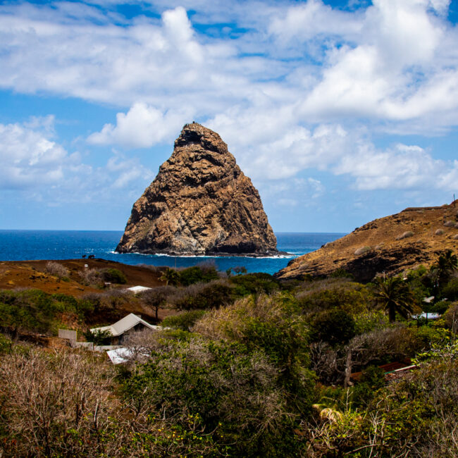 Vue sur le rocher emblématique des Marquises avec l’océan et la végétation