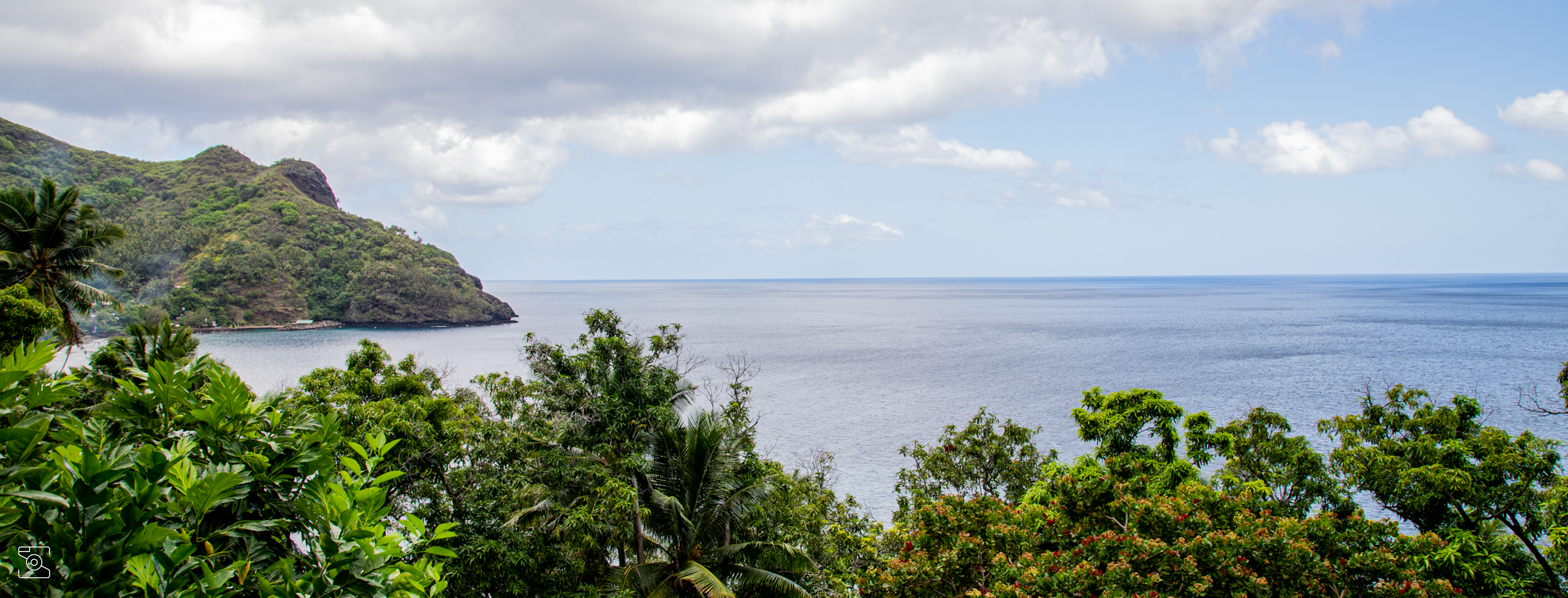 Vue panoramique sur l’océan et la végétation luxuriante des Marquises