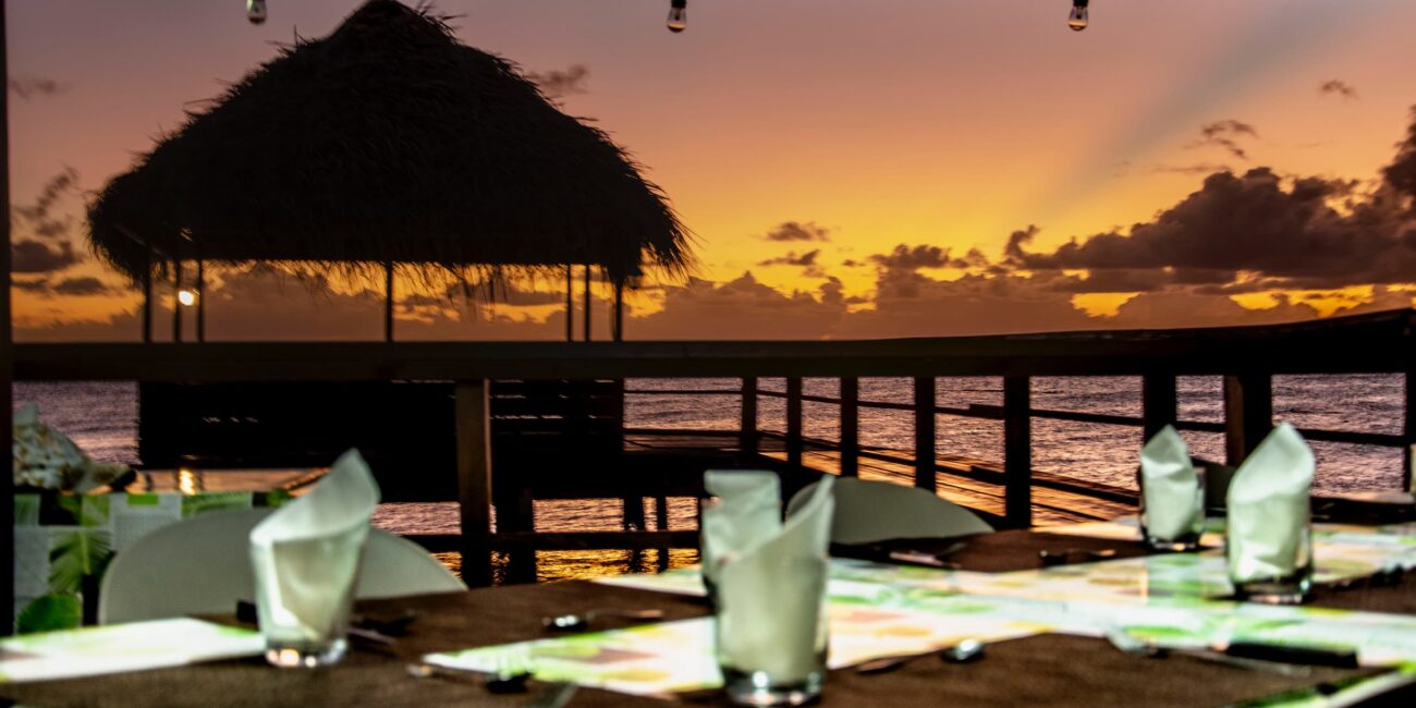 un dîner accompagné d'un magnifique coucher de soleil