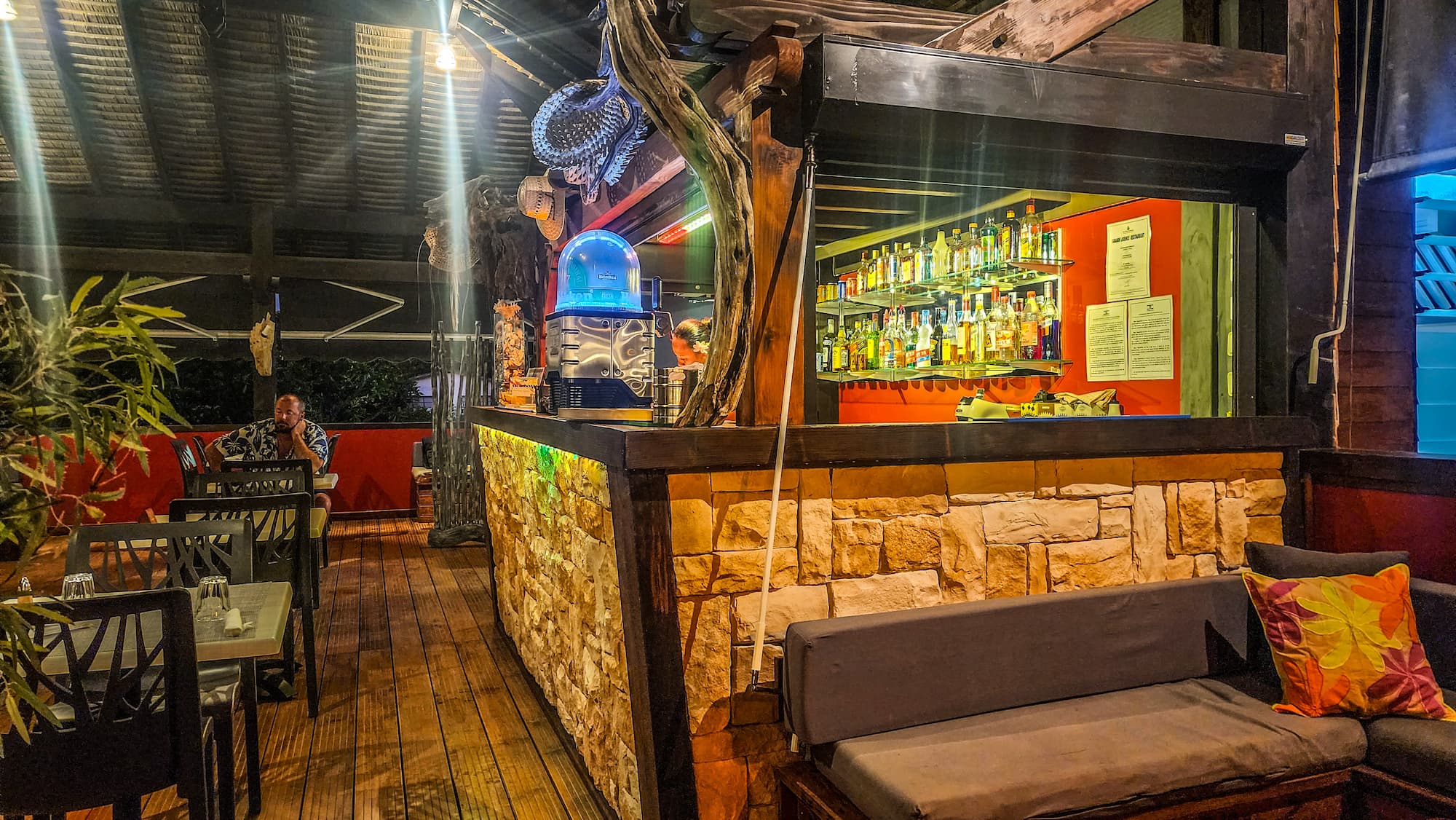 Bar du Hirinaki Lounge à Fakarava – restaurant et lounge convivial en Polynésie française