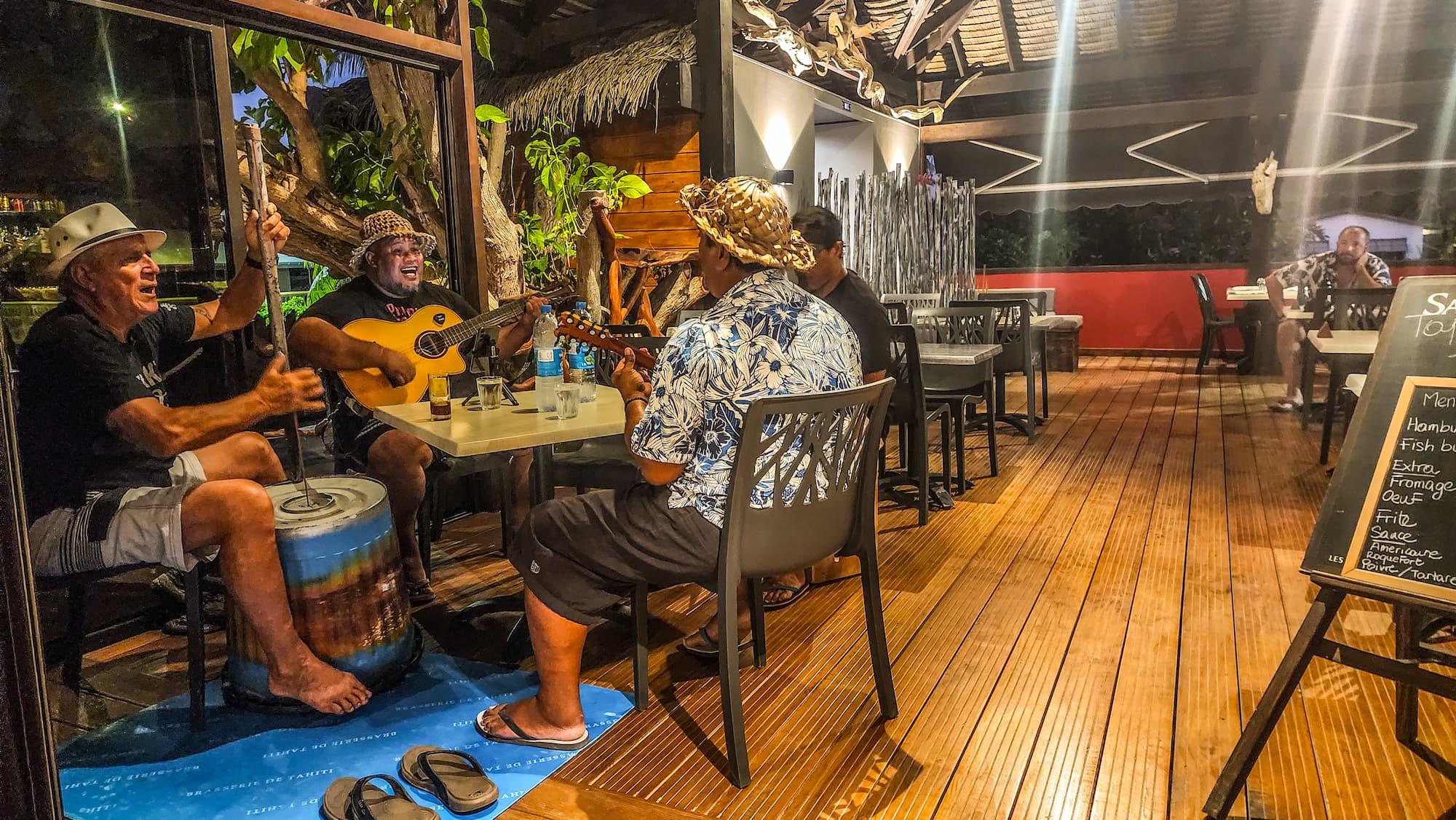 Musiciens polynésiens accueillant les clients en chanson au Hirinaki Lounge de Fakarava