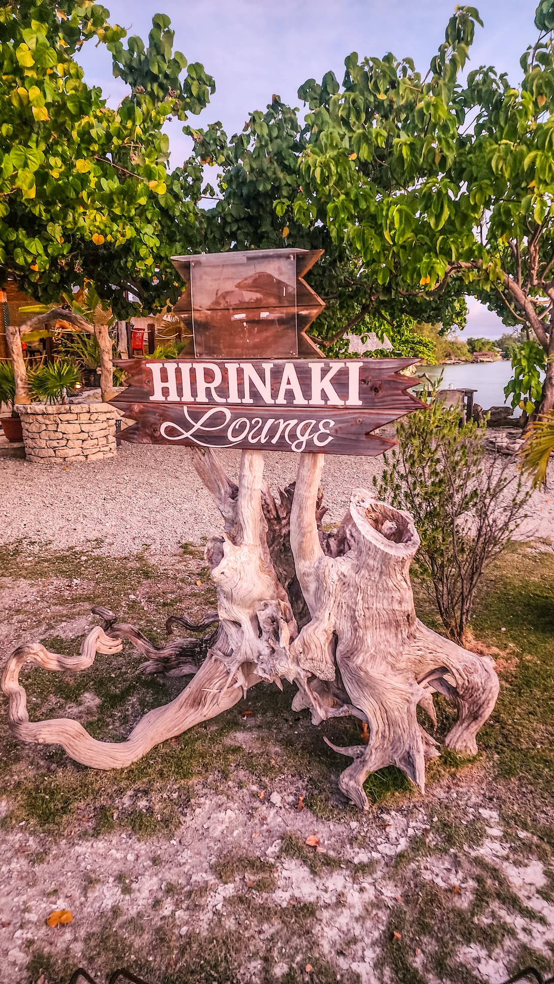 Panneau en bois du Hirinaki Lounge à Fakarava – restaurant et lounge polynésien