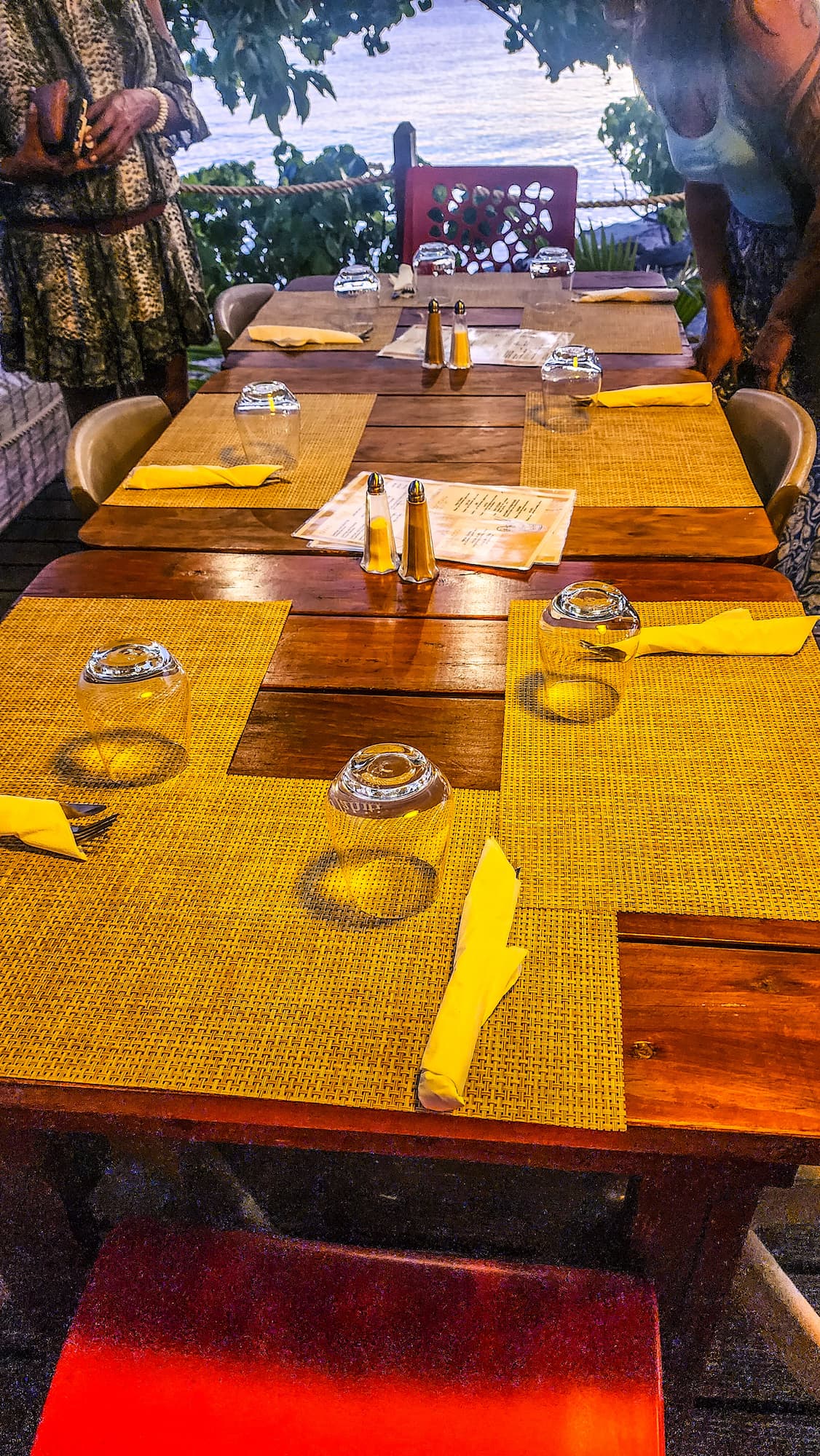 Table dressée pour le dîner au Hirinaki Lounge de Fakarava – restaurant polynésien