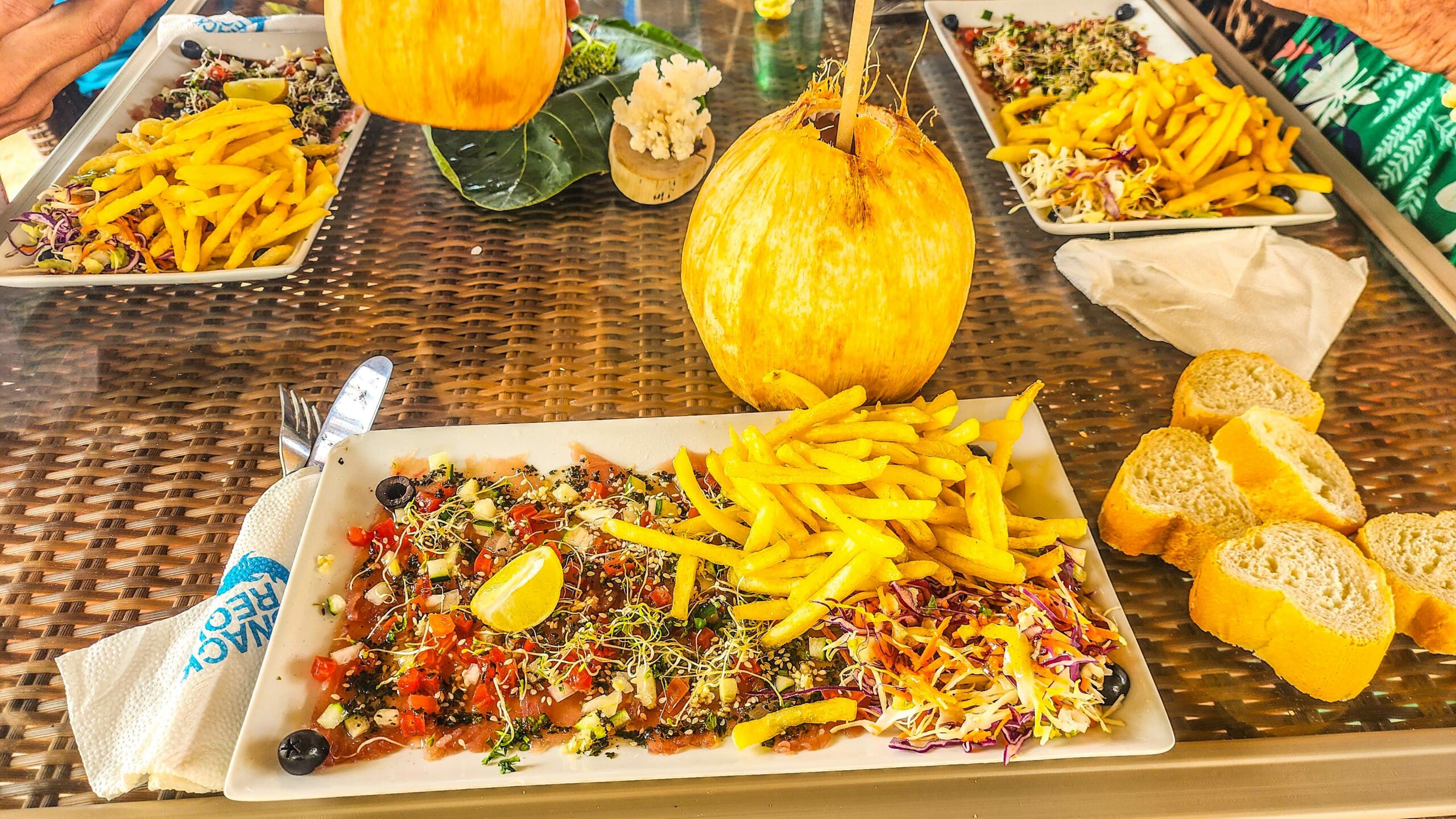 Carpaccio de thon au Snack du Requin Dormeur à Fakarava avec frites, salade et noix de coco fraîche
