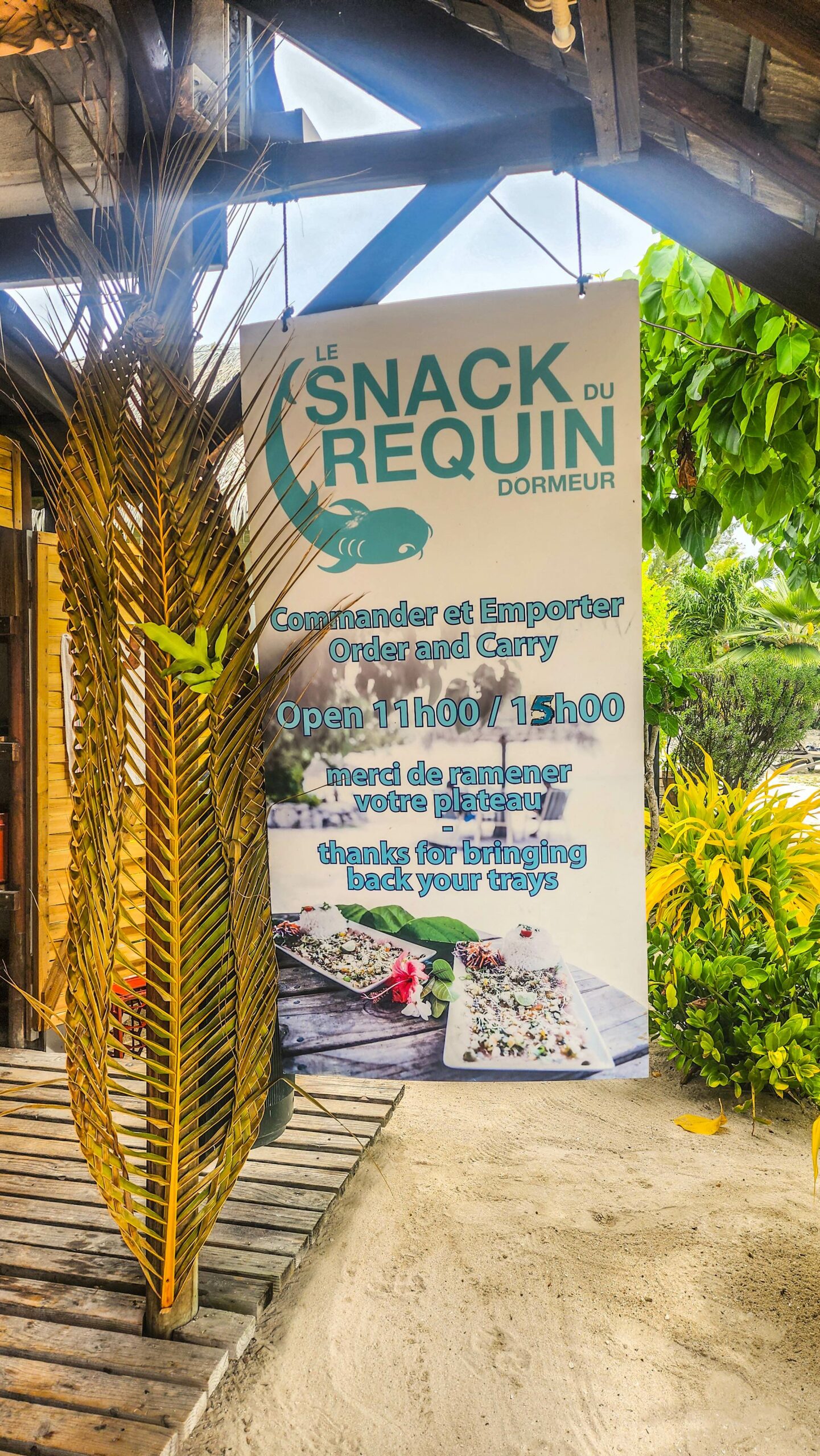 Enseigne du Snack du Requin Dormeur à Fakarava avec son logo bleu