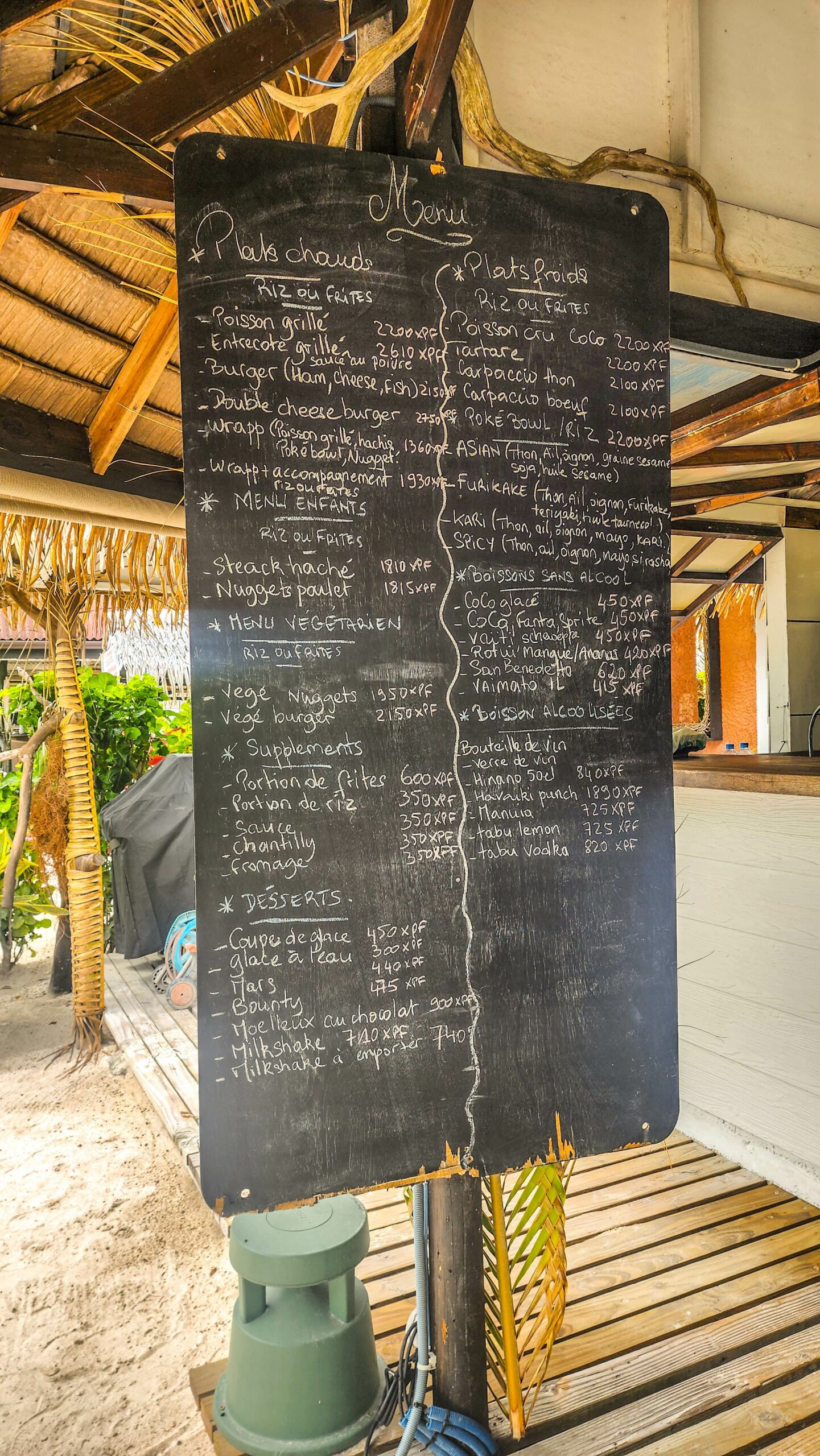 Menu du Snack du Requin Dormeur à Fakarava écrit à la craie sur tableau noir