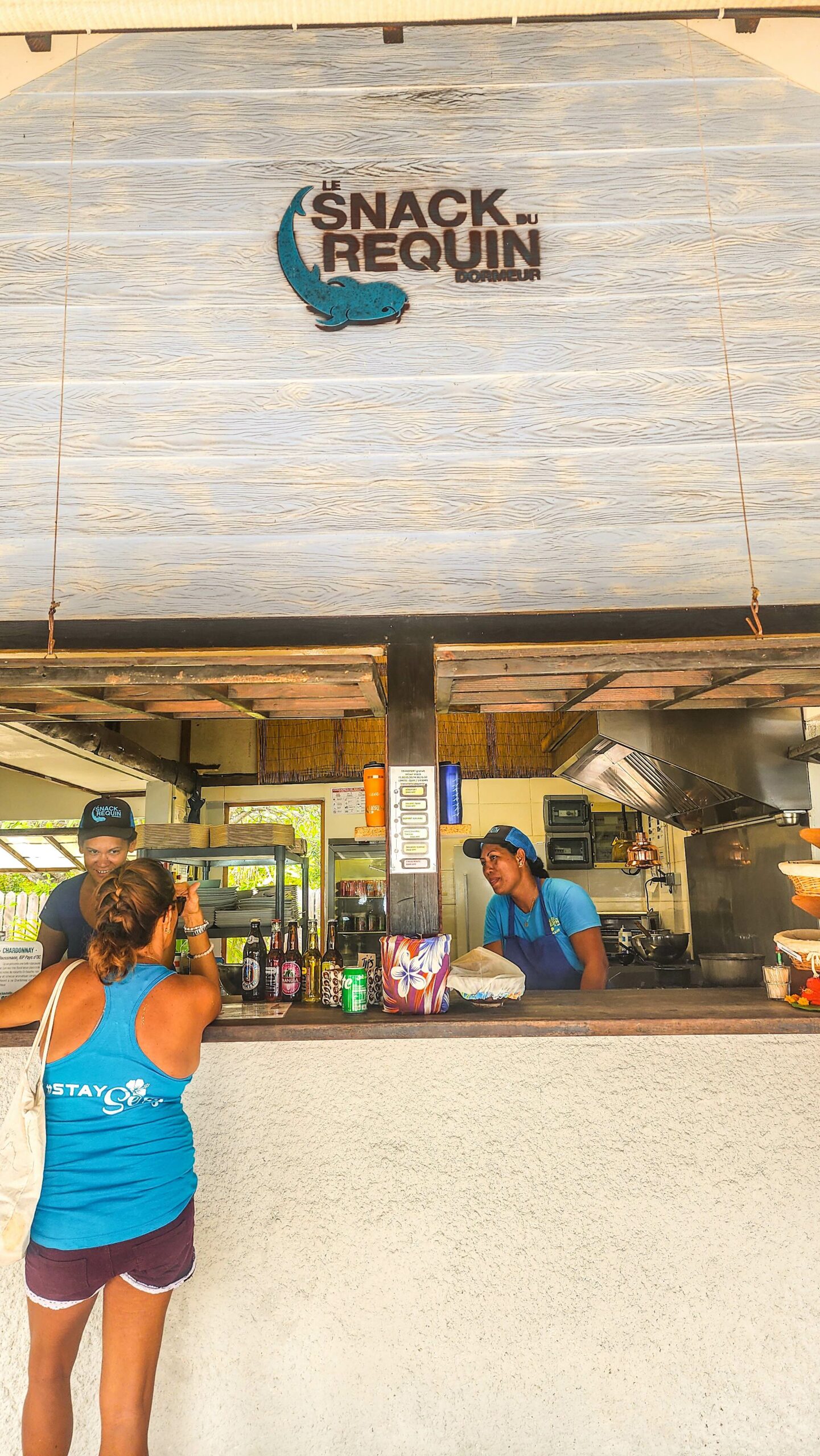 Comptoir du Snack du Requin Dormeur à Fakarava avec l’équipe en service