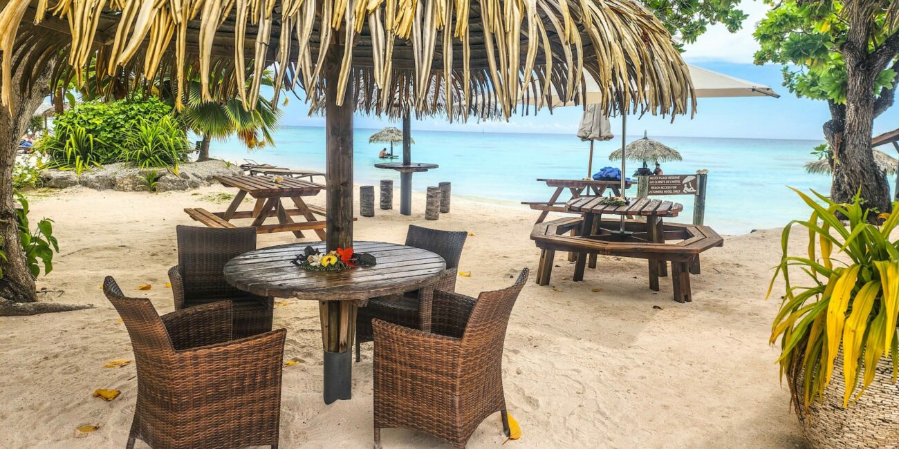 Tables et chaises en bord de plage à Fakarava, cadre idyllique pour un repas au bord du lagon