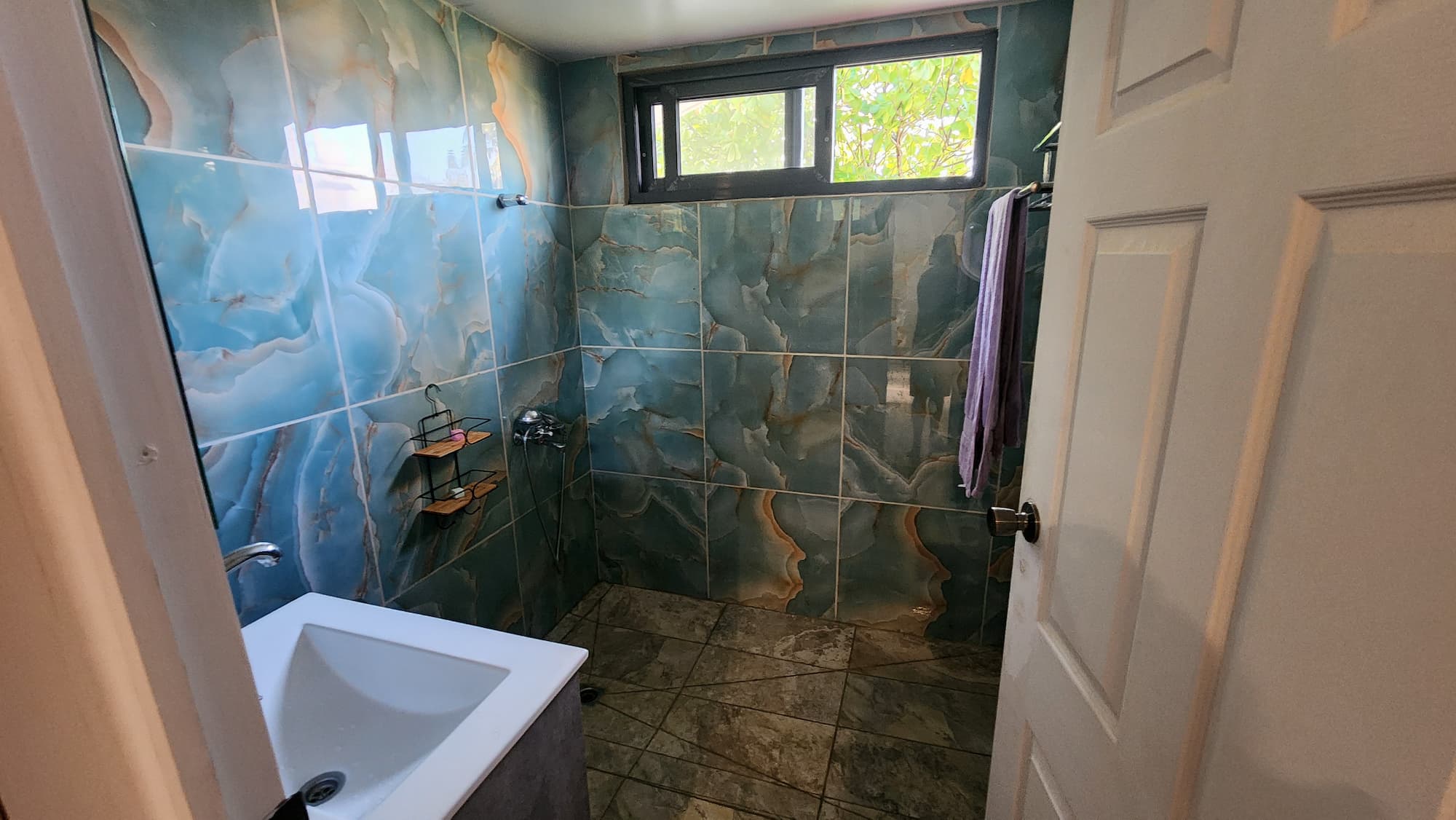 Salle de bain du bungalow familial Veke Veke Village à Fakarava