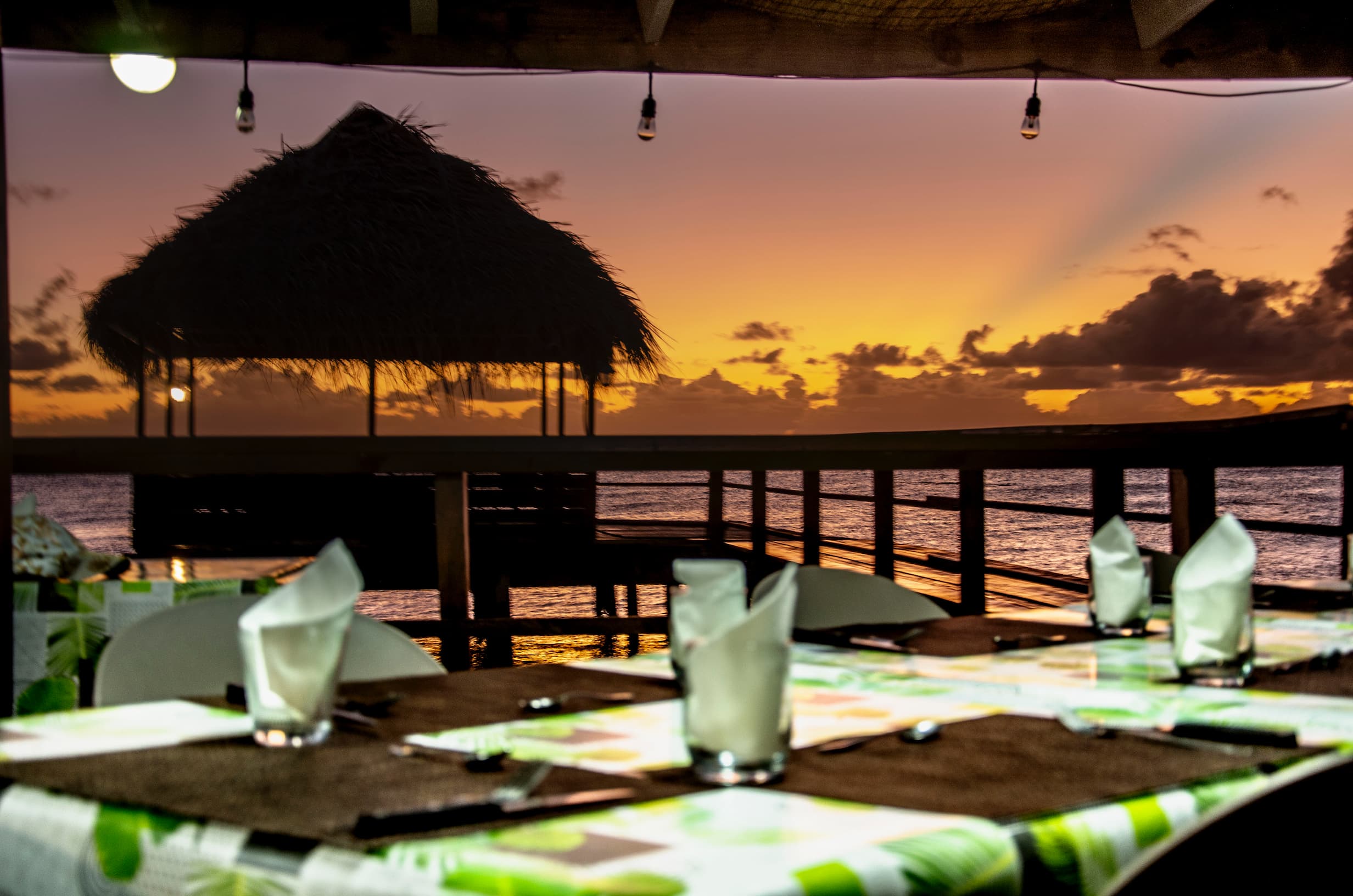Dîner en bord de mer au Veke Veke Village à Fakarava avec coucher de soleil