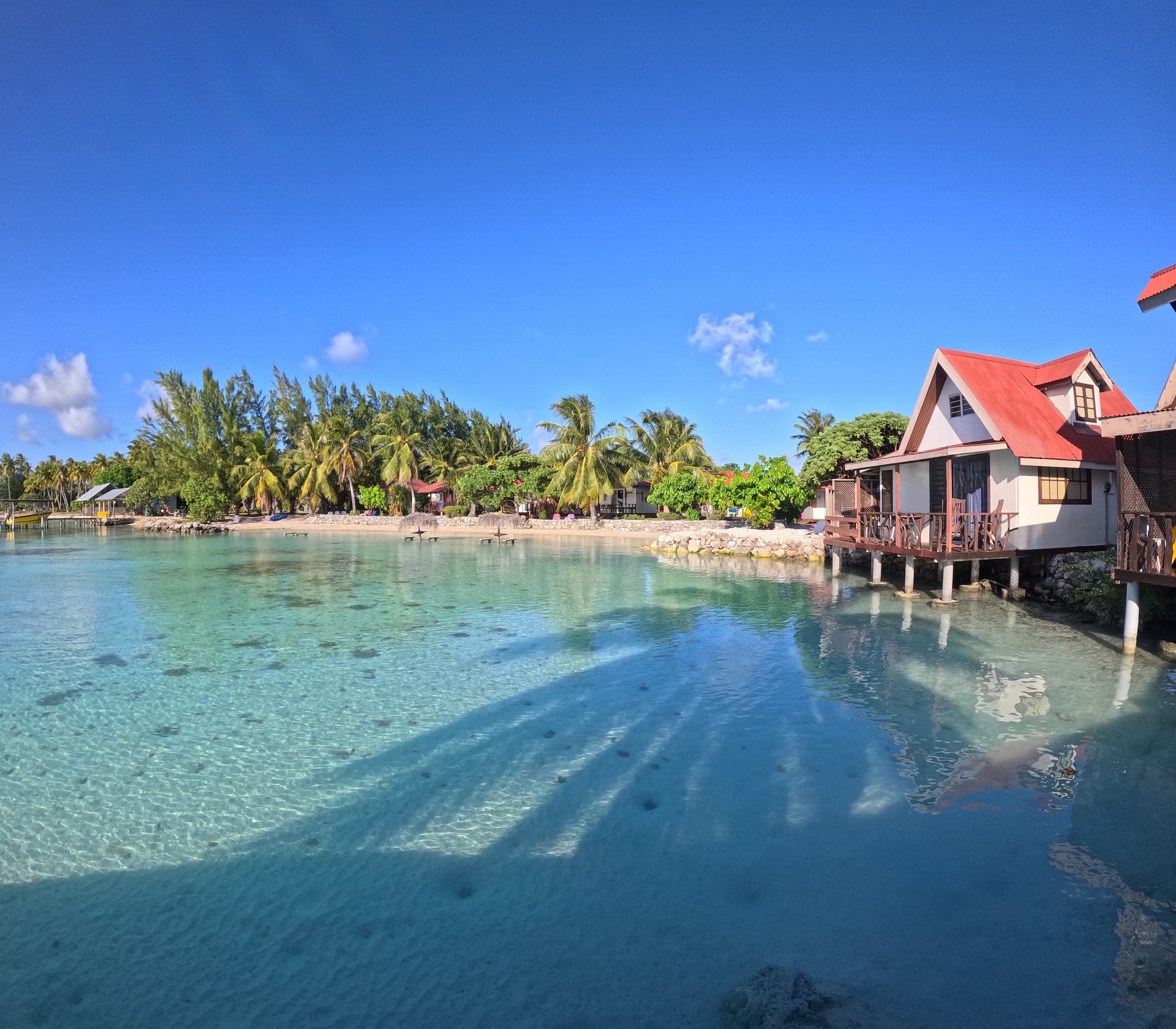 Plage privative du Veke Veke Village à Fakarava avec bungalows en bord de mer et sur pilotis