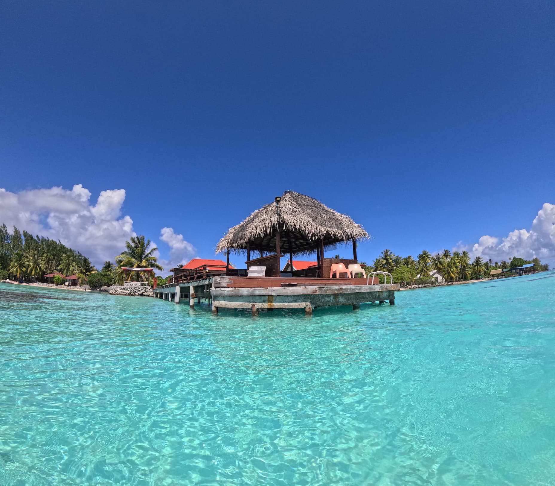 Ponton du Veke Veke Village à Fakarava sur lagon turquoise